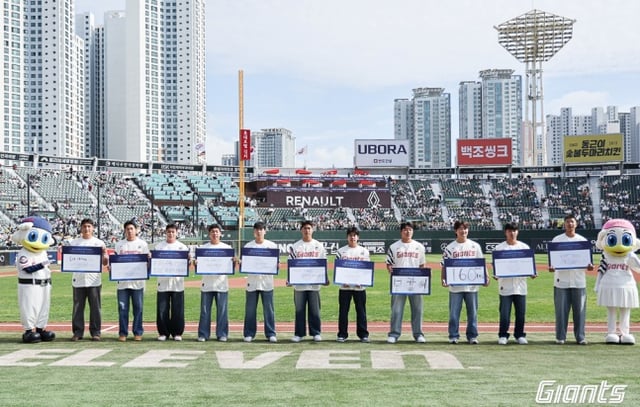 롯데 2027 신인 11명이 10일 부산 사직야구장에서 열린 2026시즌 홈 최종전에서 팬들에게 인사했다. /사진=롯데 자이언츠 제공