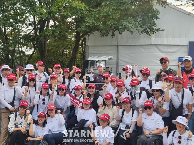 Kim Hyo-ju (center) poses for a commemorative photo with fans after completing the final fourth round of the Aramco Korea Championship (total prize money: 2 million dollars) on the Ladies European Tour (LET), held on the 11th at New Korea CC (par 72) in Goyang, Gyeonggi Province. /Photo=Reporter An Ho-geun