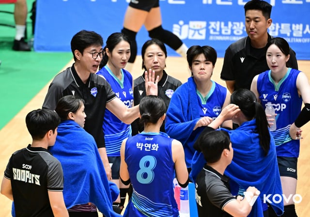 SOOP Head Coach Kim Se-jin giving instructions to his players. /Photo=Provided by the Korea Volleyball Federation