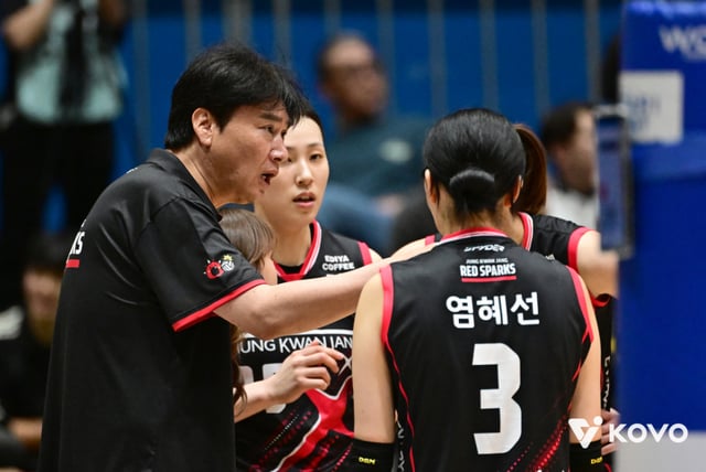 Cheongguanjang Head Coach Kwon Soon-chan giving instructions to his players. /Photo=Provided by the Korea Volleyball Federation