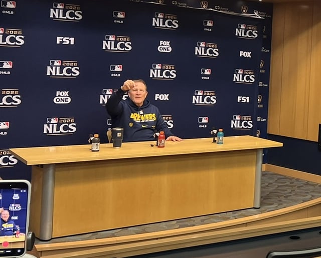 Milwaukee manager Pat Murphy joking with Japanese reporters. /Photo=SNS of Adam McCalvy, MLB.com reporter