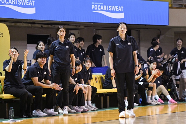 チェ·ユナ仁川（インチョン）新韓（シンハン）銀行監督（右）。 /写真=WKBL提供