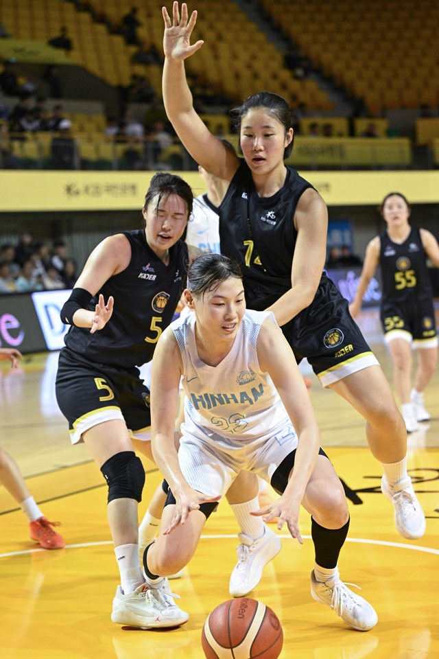 試合に集中するホン·ユスン（中央）。 /写真=WKBL提供