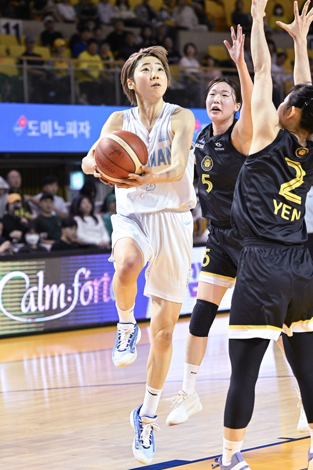 野口さくら（左）。 /写真=WKBL提供