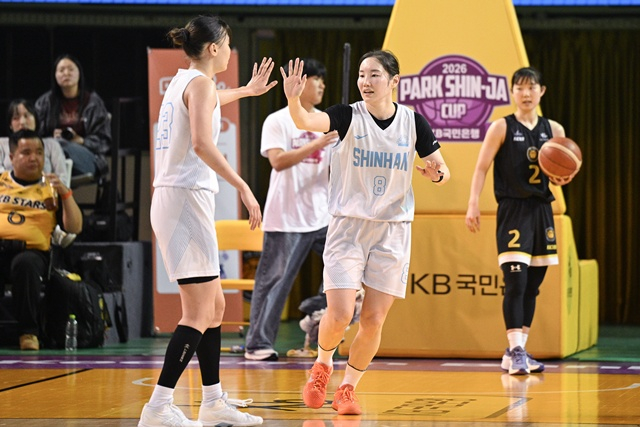 喜ぶ新韓銀行選手団。 /写真=WKBL提供