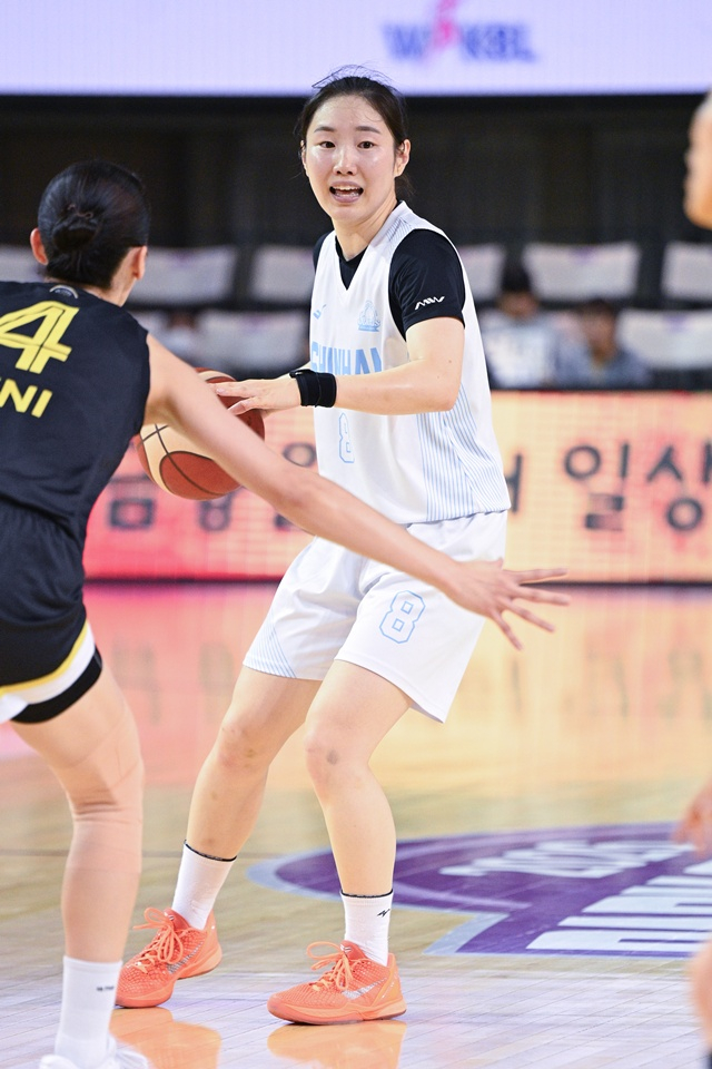 Kim Ji-young (right) focusing on the game. /Photo=WKBL