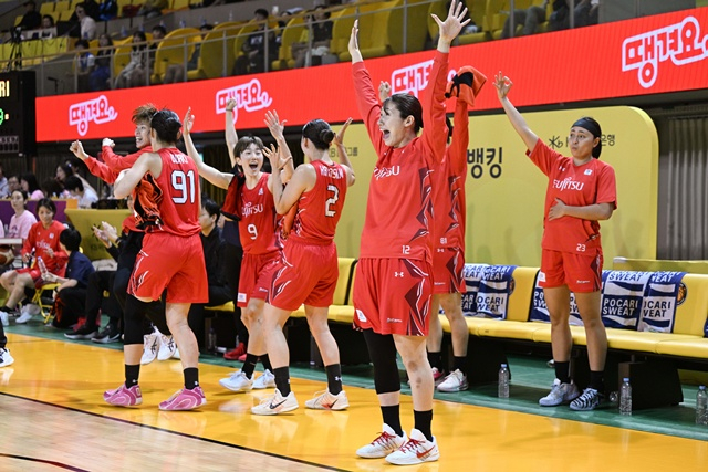 Plantilla de Fujitsu celebrando. /Foto=WKBL (Liga Coreana de Baloncesto Femenino)