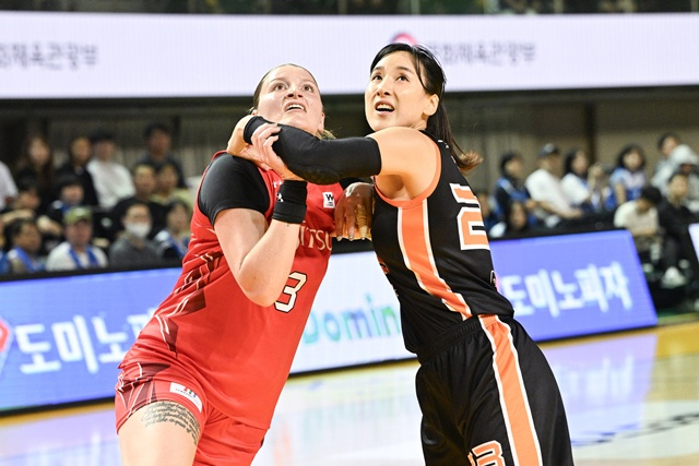 試合に集中する金ダンビ(右)。 /写真=WKBL提供