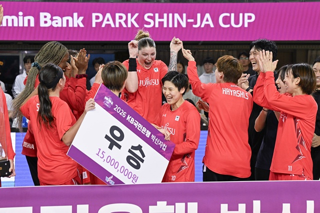 사만다 퓨어링(가운데)의 MVP 수상을 축하하는 후지쯔 동료들. /사진=WKBL 제공