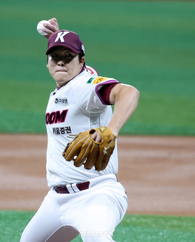 Kiwoom right-handed pitcher Park Ju-seong takes the mound as a starter in a fierce pitching performance during the game between the 2025 KBO League Kiwoom Heroes and SSG Landers held at Gocheok Sky Dome on the 19th. June 19, 2025. /Photo=Senior reporter Kang Young-jo cameratalks@