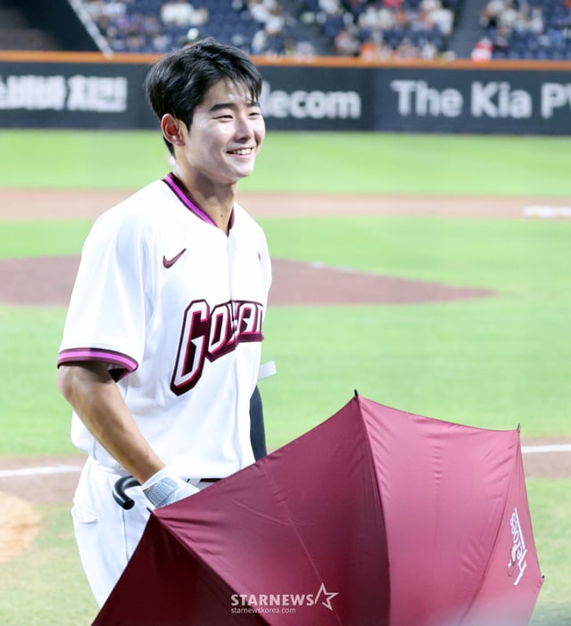 Northern All-Star Shim Hwi-yoon performs a handsome act using an umbrella during the 2025 KBO League Futures League All-Star Game match between the Southern League and the Northern League held at Daejeon Hanwha Life Ballpark on the 11th. July 11, 2025. /Photo=Senior reporter Kang Young-jo cameratalks@