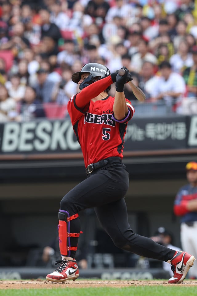 A view of Kim Do-young at bat during the Lotte-KIA game in Gwangju on the 11th. /Photo=Provided by KIA Tigers