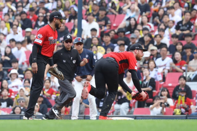 A view of Oler (right) in defense during the Lotte-KIA game in Gwangju on the 11th. /Photo=Provided by KIA Tigers