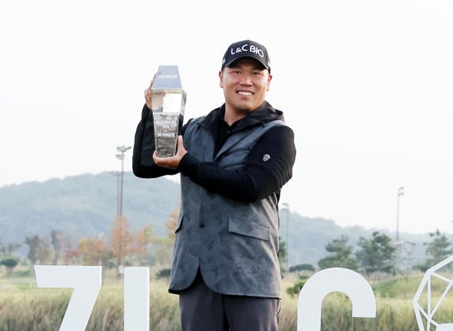 Lee Dae-han levanta el trofeo tras proclamarse campeón del Amazingly Open, un nuevo torneo del KPGA Tour, celebrado el día 11 en el Flamingo Country Club (par 70) en la ciudad de Dangjin, provincia de Chungnam. /foto=KPGA Tour