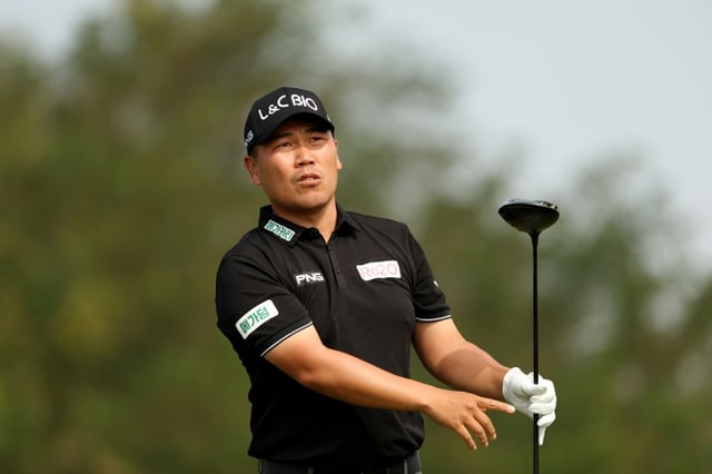 Lee Dae-han observa la trayectoria de la bola tras un drive desde el tee en la cuarta y última ronda del Amazingly Open, nuevo torneo del KPGA Tour, celebrado el día 11 en el Flamingo Country Club (par 70) en la ciudad de Dangjin, provincia de Chungnam. /Foto=KPGA Tour