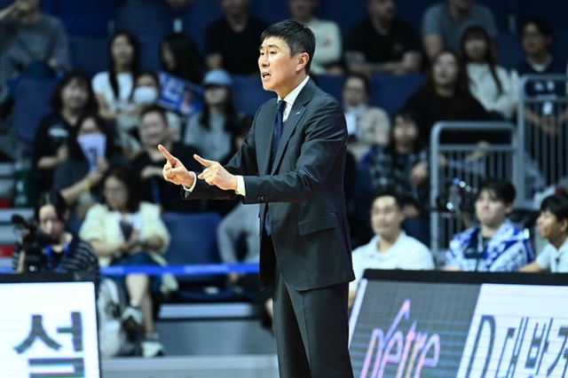 Busan KCC head coach Lee Sang-min directing during the 2026~2027 KCC Pro Basketball regular season game held at Busan Sajik Indoor Gymnasium at 4:30 p.m. on the 11th. /Photo=Provided by KBL
