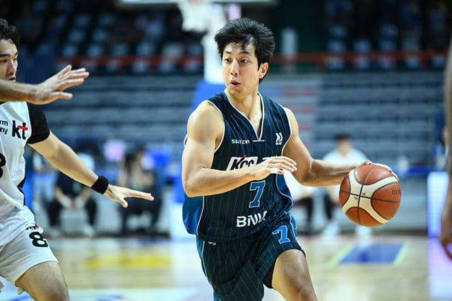 Heo Hoon (right) attempting a drive during the 2026~2027 KCC Pro Basketball regular season game held at Busan Sajik Indoor Gymnasium at 4:30 p.m. on the 11th. /Photo=Provided by KBL