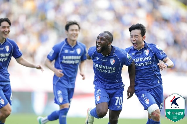 루이스(가운데)가 득점 후 기뻐하고 있다. /사진=한국프로축구연맹 제공