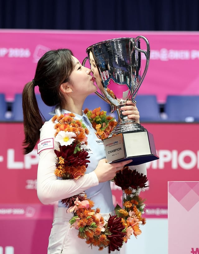 11日，在京畿道高阳市“高阳KINTEX PBA体育场”举行的2026-27赛季职业台球第4站巡回赛“Crown Hite PBA-LPBA锦标赛”LPBA决赛中，郑秀彬（정수彬）击败李美来（이미래）后亲吻奖杯。/图片=PBA巡回赛提供