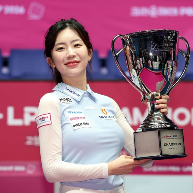 정수빈이 11일 경기도 고양시 '고양 킨텍스 PBA 스타디움'에서 열린 이미래와 프로당구 2026-27시즌 4차 투어 '크라운해태 PBA-LPBA 챔피언십' LPBA 결승전에서 승리 후 트로피와 함께 포즈를 취하고 있다. /사진=PBA 투어 제공