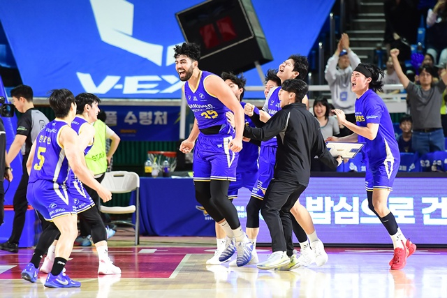 환호하는 서울 삼성 선수단. /사진=KBL 제공