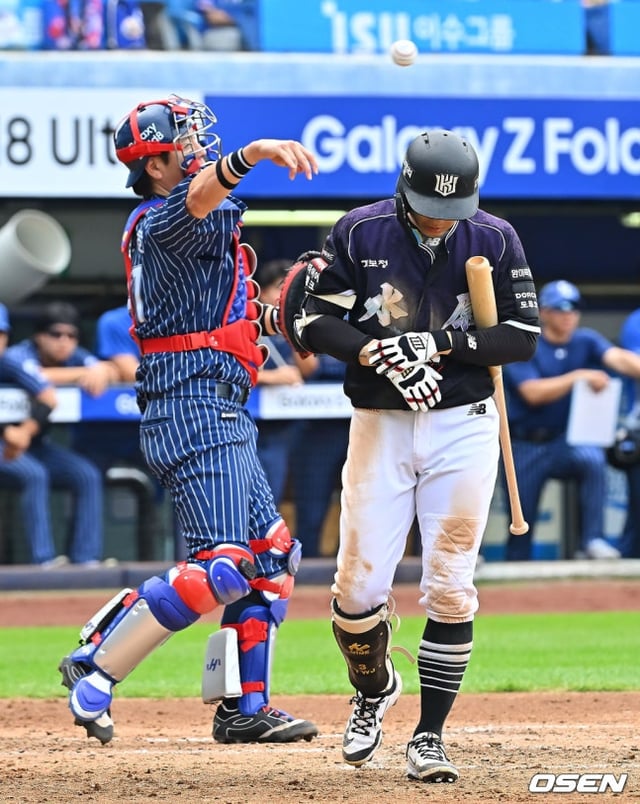 Choi Won-jun (right) drawing a walk in the game against Samsung on the 11th.