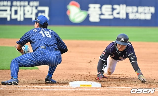 Choi Won-jun (right) returning to first base after Hurdado's pickoff throw.