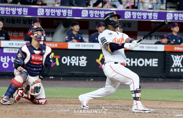 Yonatan Peraza, foreign hitter for the Hanwha Eagles (right). /Photo=Senior reporter Kang Young-jo