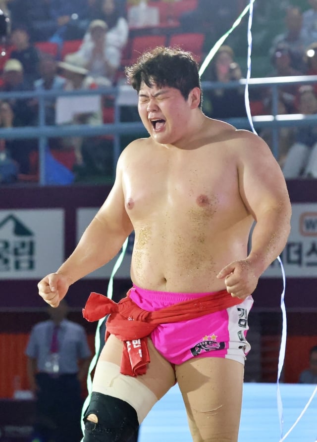 Kim Min-jae celebra tras derrotar a Ma Gwon-su en la final del campeón Baekdu (hasta 140 kg) del Torneo de Ssireum de Campeones de Chuseok de Goeosan 2026, patrocinado por Withers Pharmaceutical, celebrado el día 11 en el Centro Cultural y Deportivo de Goeosan, en la provincia de Chungcheong del Norte. /foto=Asociación Coreana de Ssireum