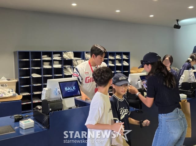 롯데 2027년 8라운드 신인 김규민이 10일 부산 LG전에서 일일 직업 체험에 나섰다. /사진=김동윤 기자