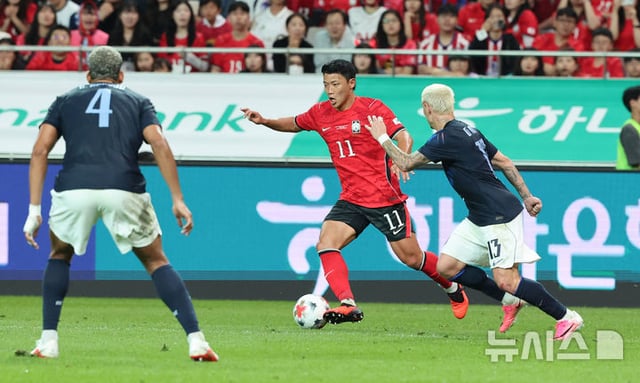Hwang Hee-chan (center) of South Korea dribbling during the friendly match between South Korea and Uruguay held at Seoul Sangam World Cup Stadium in Mapo-gu, Seoul on September 28. /Photo=NEWSIS