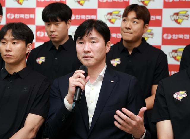 석진욱 한국전력 감독이 12일 오후 경기 오산시 구단 체육관에서 열린 기자 간담회에서 취재진의 질문에 답하고 있다. /사진=한국전력 제공