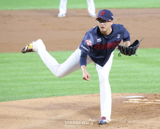 The 2026 Shinhan SOL KBO League match between the Doosan Bears and the Lotte Giants was held at Seoul Jamsil Baseball Stadium on the 23rd. Lotte's starting pitcher Park Se-woong pitches with intensity. /Photo=Chief correspondent Kim Jin-kyung kim.jinkyung@