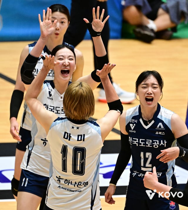 韓国道路公社の選手たちが12日、麗水(ヨス)ジンナム体育館で行われた2026麗水NH農協カッププロバレーボール大会GSカルテックス戦の得点以後、喜んでいる。 /写真=韓国バレーボール連盟提供