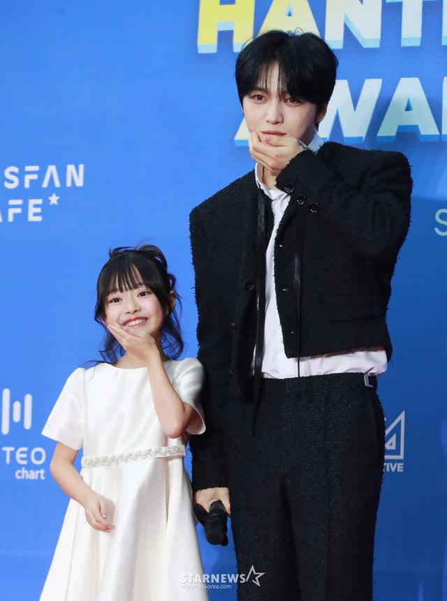 가수 김재중, 아역배우 오지율이 2025년 2월 15일 오후 서울 중구 장충체육관에서 진행된 '한터뮤직어워즈 2024' 레드카펫행사에 참석해 포즈를 취하고 있다. /2025.02.15 /사진=이동훈 photoguy@