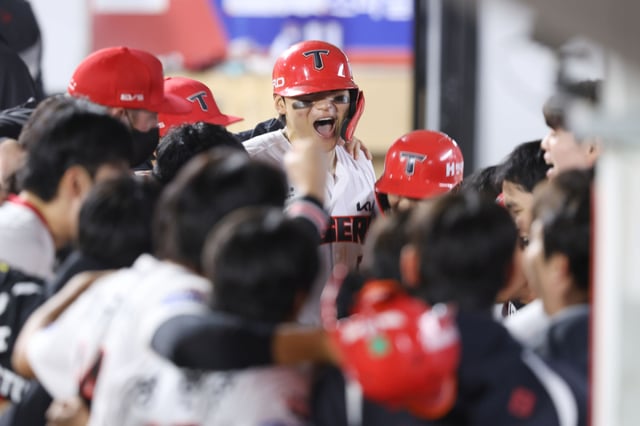 KIA 타이거즈 김도영이 12일 광주 LG전에서 8회 결승 투런포를 친 뒤 포효하고 있다. /사진=KIA 타이거즈 제공