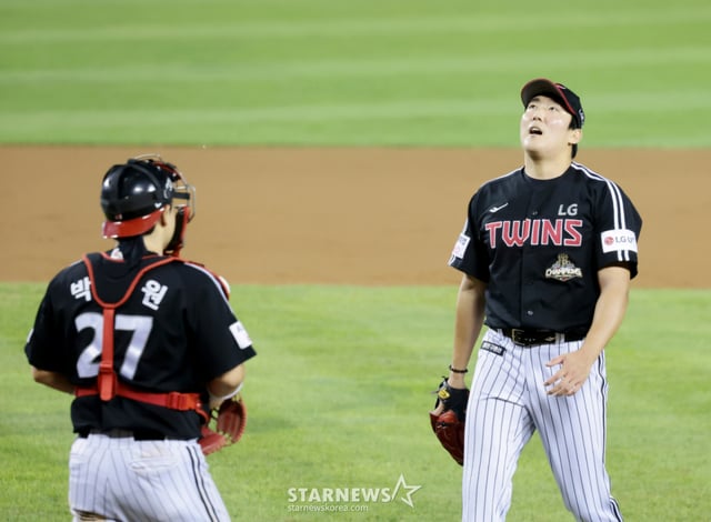 LG Twins left-handed closer Son Ju-young celebrates after recording an infield grounder against Doosan Bears' Park Ji-hoon in the bottom of the ninth inning with two outs and runners on second and third bases, securing a 1-0 victory in the game against the Doosan Bears at Jamsil Baseball Stadium on the 3rd. This was a match in the 2026 KBO League. September 3, 2026. /Photo=Senior reporter Kang Young-jo cameratalks@