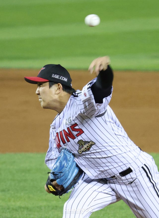 The LG Twins played their final home game at Jamsil Stadium on the 7th in the 2026 Shinhan SOL KBO League against the Doosan Bears. LG's Son Ju-young pitches during the game. /Photo=Chief correspondent Kim Jin-kyung kim.jinkyung@