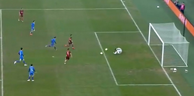 A scene of two balls entering the goal simultaneously. /Photo=Zbova screenshot