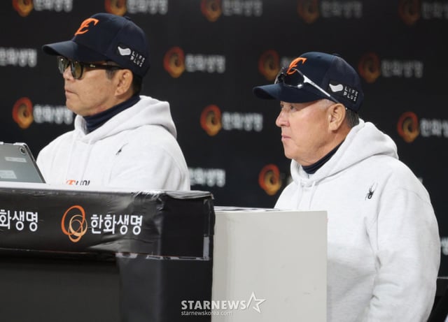 양상문 한화 투수 코치(왼쪽)가 지난해 10월 24일 삼성 라이온즈와 KBO리그 플레이오프 5차전에서 김경문과 함께 경기를 지켜보고 있다. /사진=김진경 대기자