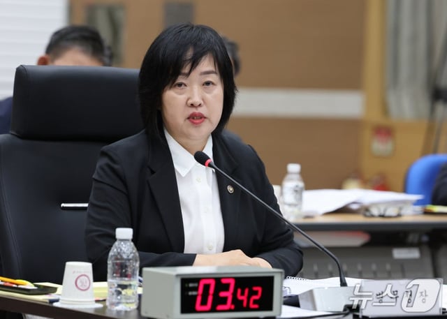 Hong So-young, jefa de la Administración de Personal Militar, el día 12 asistió a la audiencia de supervisión estatal de la Comisión de Defensa de la Asamblea Nacional, celebrada en la sede gubernamental de Daejeon dentro de las instalaciones de la Administración de Personal Militar, y respondió a las preguntas de los diputados. /foto=NEWS1