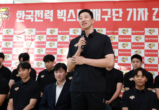 韓国電力のソク·ジンウク監督が12日午後、京畿道烏山市（キョンギド·オサンシ）の球団体育館で開かれた記者懇談会で、取材陣の質問に答えている。 /写真=韓国電力提供