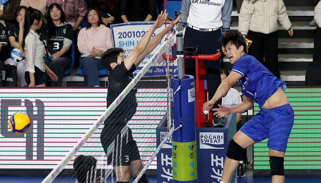 2月26日、天安西北区の柳寛順（ユ·グァンスン）体育館で行われたジンエアー2025-26Vリーグプロバレーボール韓国電力と現代キャピタルとの試合、韓国電力ソ·ジェドク（右）が攻撃している。 /写真=韓国電力提供