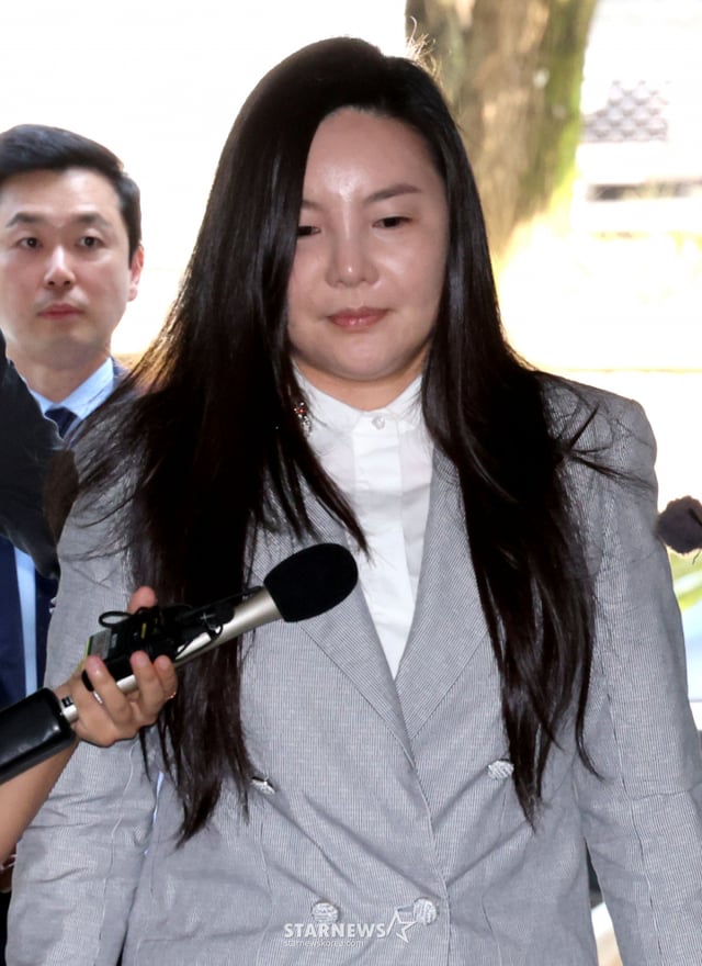 （ソウル=ニュース1）李光浩（イ·グァンホ）記者=300億ウォン台の詐欺容疑を受けている芸能事務所のウォン·ハンドレッド·レーベルのチャ·ガウォン代表が3日午前、ソウル瑞草区（ソチョグ）のソウル中央地方裁判所で開かれた拘束前被疑者尋問（令状実質審査）に出席している。 2026.8.3/ニュース1 Copyright © ニュース1. All rights reserved。無断転載及び再配布、AI学習利用禁止。 /写真=（ソウル=ニュース1）李光浩（イ·グァンホ）記者