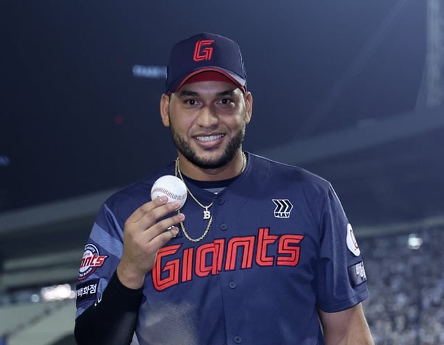 Reyes holding the commemorative ball for his 211st hit. /Photo=Lotte Giants