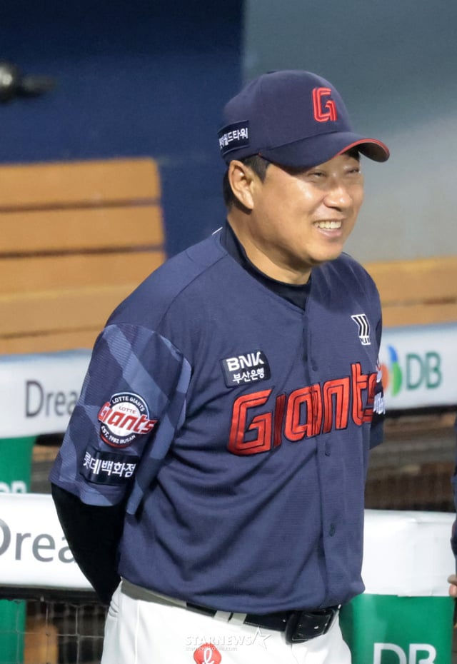 Lotte manager Kim Tae-hyung, a former Doosan player, steps onto the field ahead of the final pennant race game against the Doosan Bears at Jamsil Baseball Stadium on the 12th. October 12, 2026. /Photo=Senior reporter Kang Young-jo cameratalks@