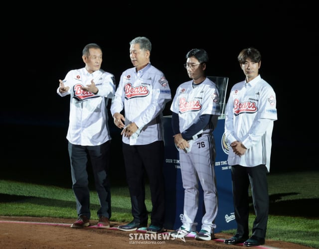 Doosan retired players Park Chul-soon (from left), Kim Hyung-seok, Jung Jae-hoon, and Kim Jae-ho after the final regular season game at Jamsil Stadium on the 12th between the Doosan Bears and the Lotte Giants. /Photo=Senior reporter Kang Young-jo cameratalks@
