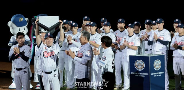 Doosan captain Yang Eui-ji receives the home plate from Doosan retired players Park Chul-soon, Kim Hyung-seok, Jung Jae-hoon, and Kim Jae-ho after the final regular season game at Jamsil Stadium on the 12th between the Doosan Bears and the Lotte Giants, bidding farewell to Jamsil Stadium. October 12, 2026. /Photo=Senior reporter Kang Young-jo cameratalks@