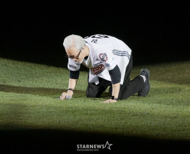Kim Jong-jin of B.O.F (Spring, Summer, Autumn, Winter), the star of 'Bravo My Life,' bids farewell by kissing the field on behalf of Doosan fans after the final regular season game at Jamsil Stadium on the 12th between the Doosan Bears and the Lotte Giants. October 12, 2026. /Photo=Senior reporter Kang Young-jo cameratalks@