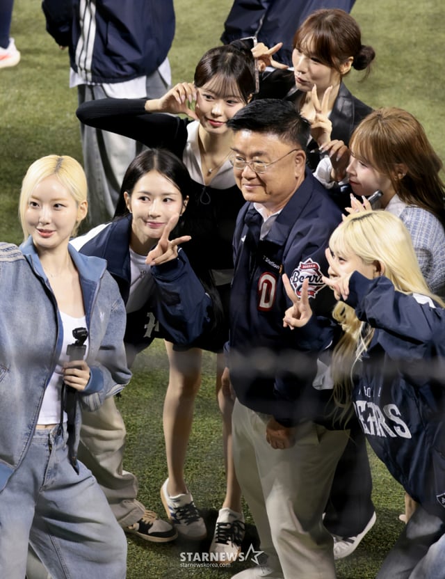 Doosan General Manager Kim Tae-ryong poses for a commemorative photo with cheerleaders including Park Gi-ryang during the field event after the final regular season game at Jamsil Stadium on the 12th between the Doosan Bears and the Lotte Giants. October 12, 2026. Doosan General Manager Kim Tae-ryong poses for a commemorative photo with cheerleaders including Park Gi-ryang during the field event after the final regular season game at Jamsil Stadium on the 12th between the Doosan Bears and the Lotte Giants. October 12, 2026. /Photo=Senior reporter Kang Young-jo cameratalks@